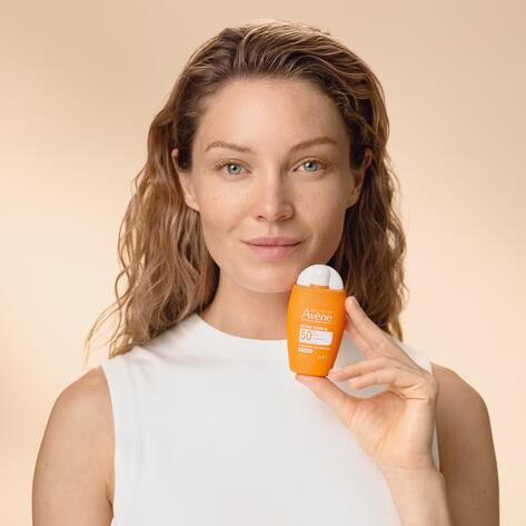 av_suncare_ultra_fluid_spf50_melissa_product attitude_1x1_3282770392654_2